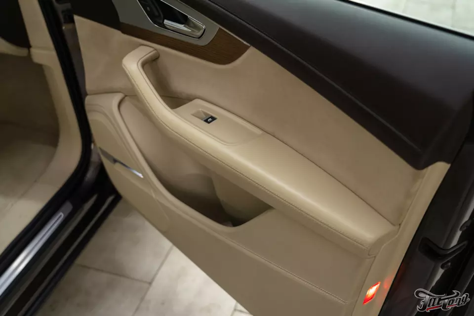 Audi Q7. Ремонт кожи в салоне и ходовых огней в фарах!